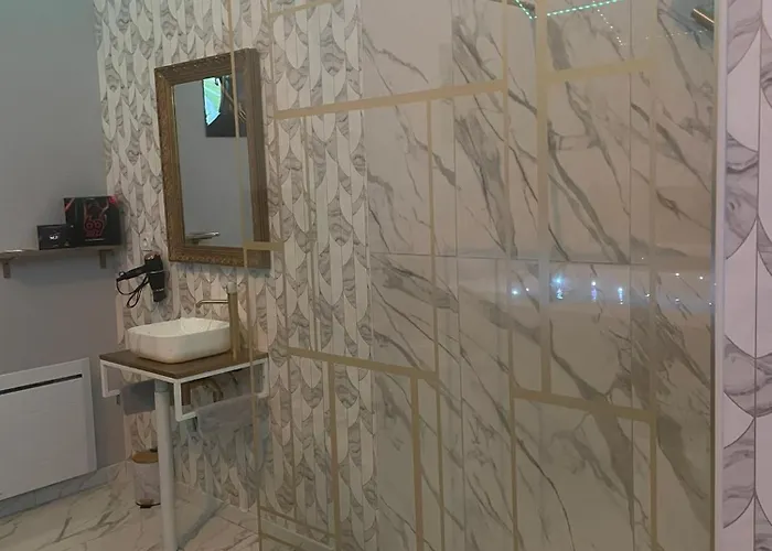 Desirs D'une Nuit - La Desiree מלון אהבה *